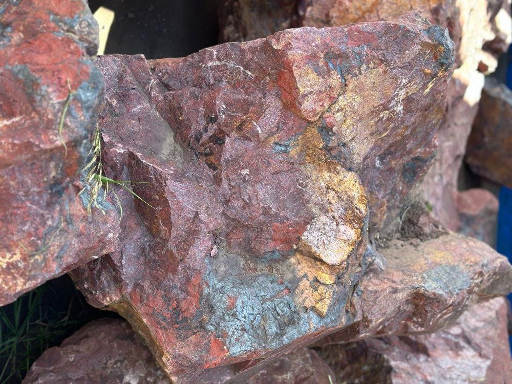 Камни для ландшафтного дизайна красно-фиолетовые 10-60 килограмм купить в Наро-Фоминску