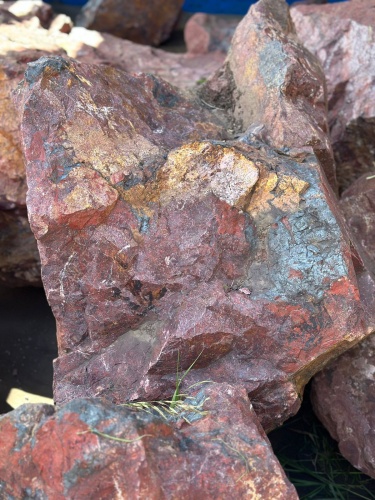 Камни для ландшафтного дизайна красно-фиолетовые 10-60 килограмм купить в Наро-Фоминску