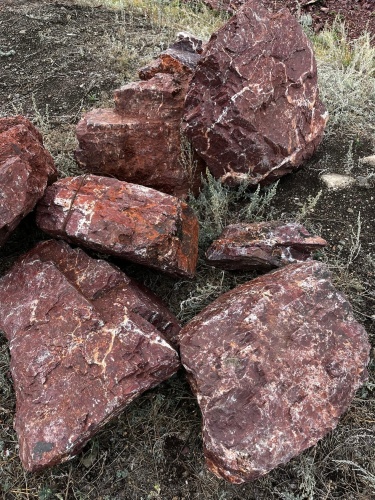 Ландшафтные глыбы красно-фиолетовые 200-1000 килограмм купить в Наро-Фоминску