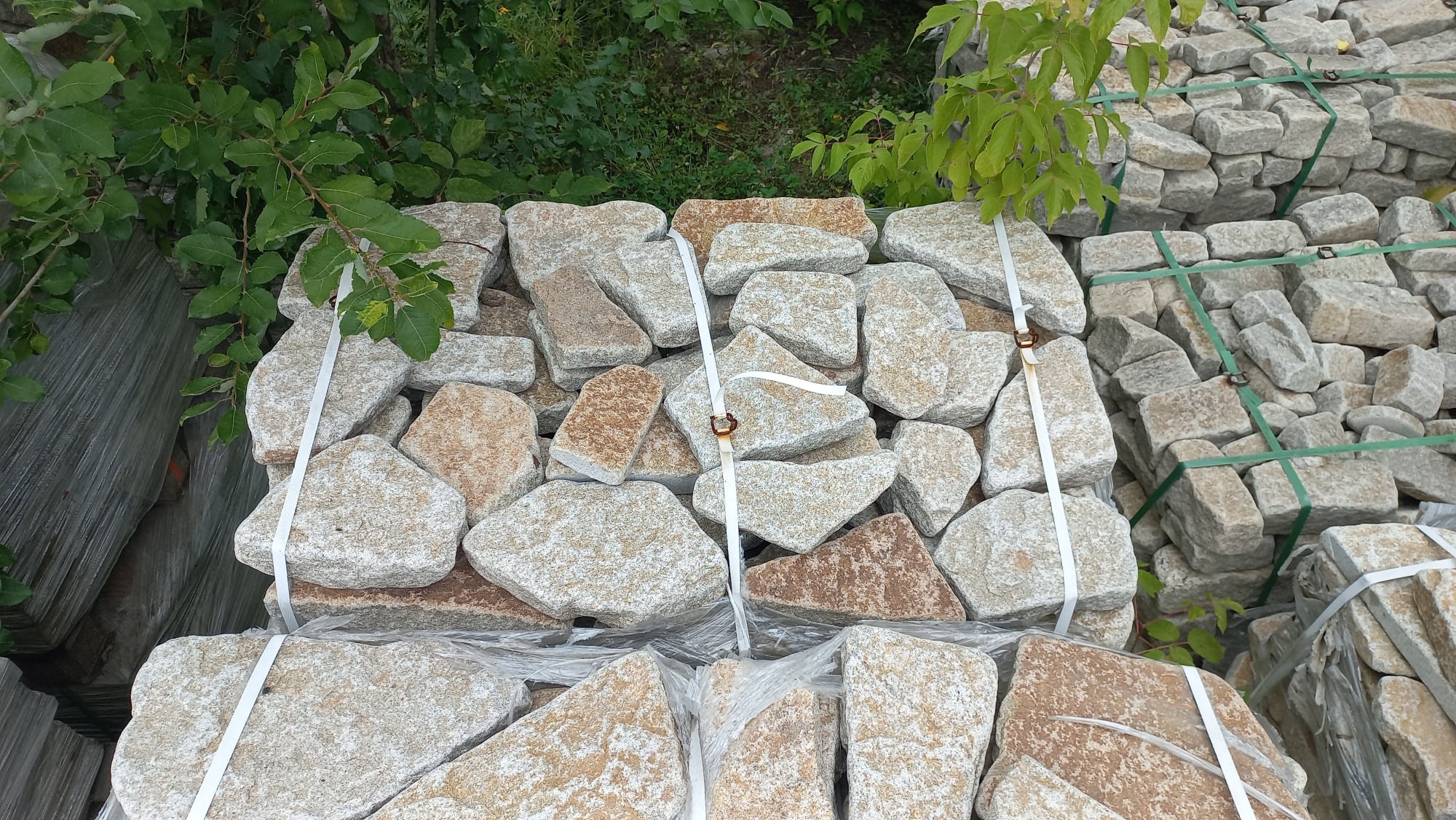 Плитняк галтованный гранитный для ландшафтного дизайна купить в Наро-Фоминску