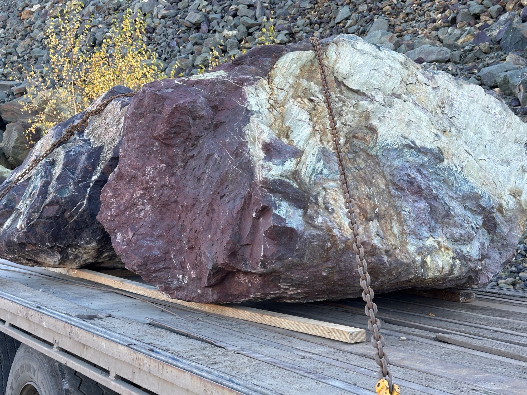 Огромные красно-фиолетовые валуны для ландшафтного дизайна весом более 5 тонн купить в Наро-Фоминску