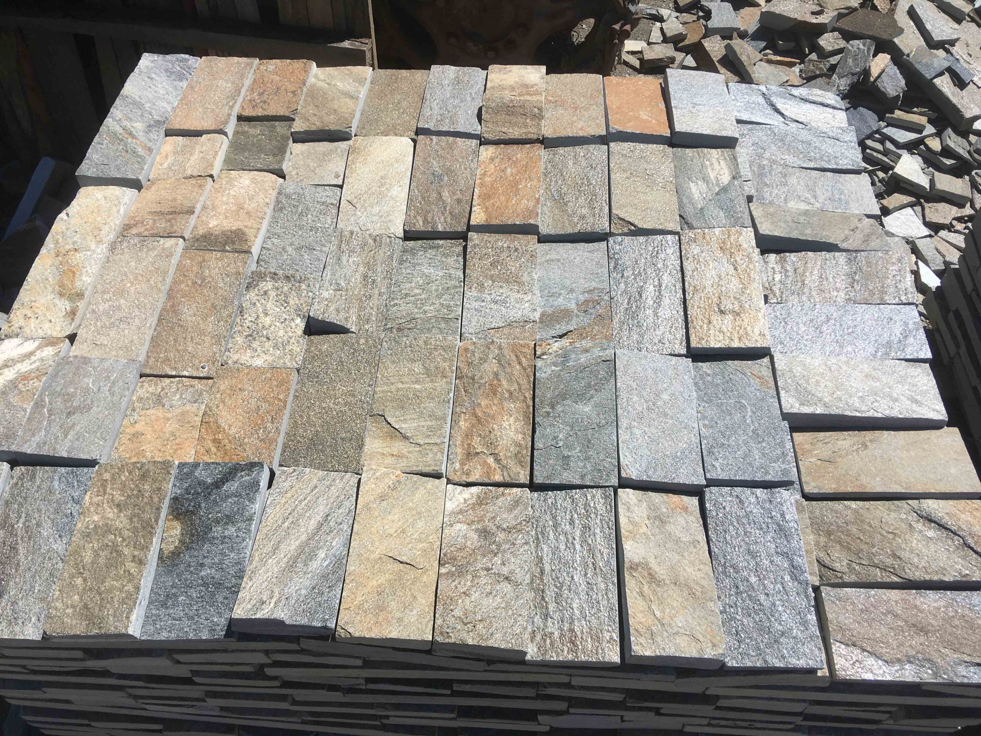 Плитка пилёная златолит Уральский для фасада купить в Наро-Фоминску