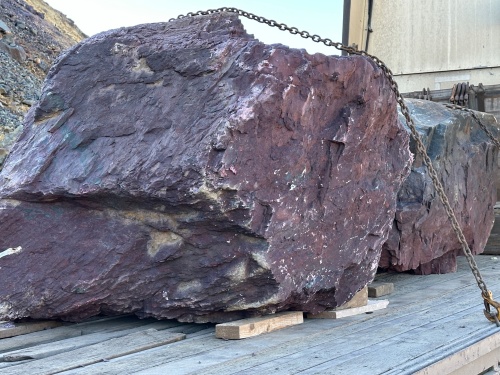 Огромные красно-фиолетовые валуны для ландшафтного дизайна весом более 5 тонн купить в Наро-Фоминску