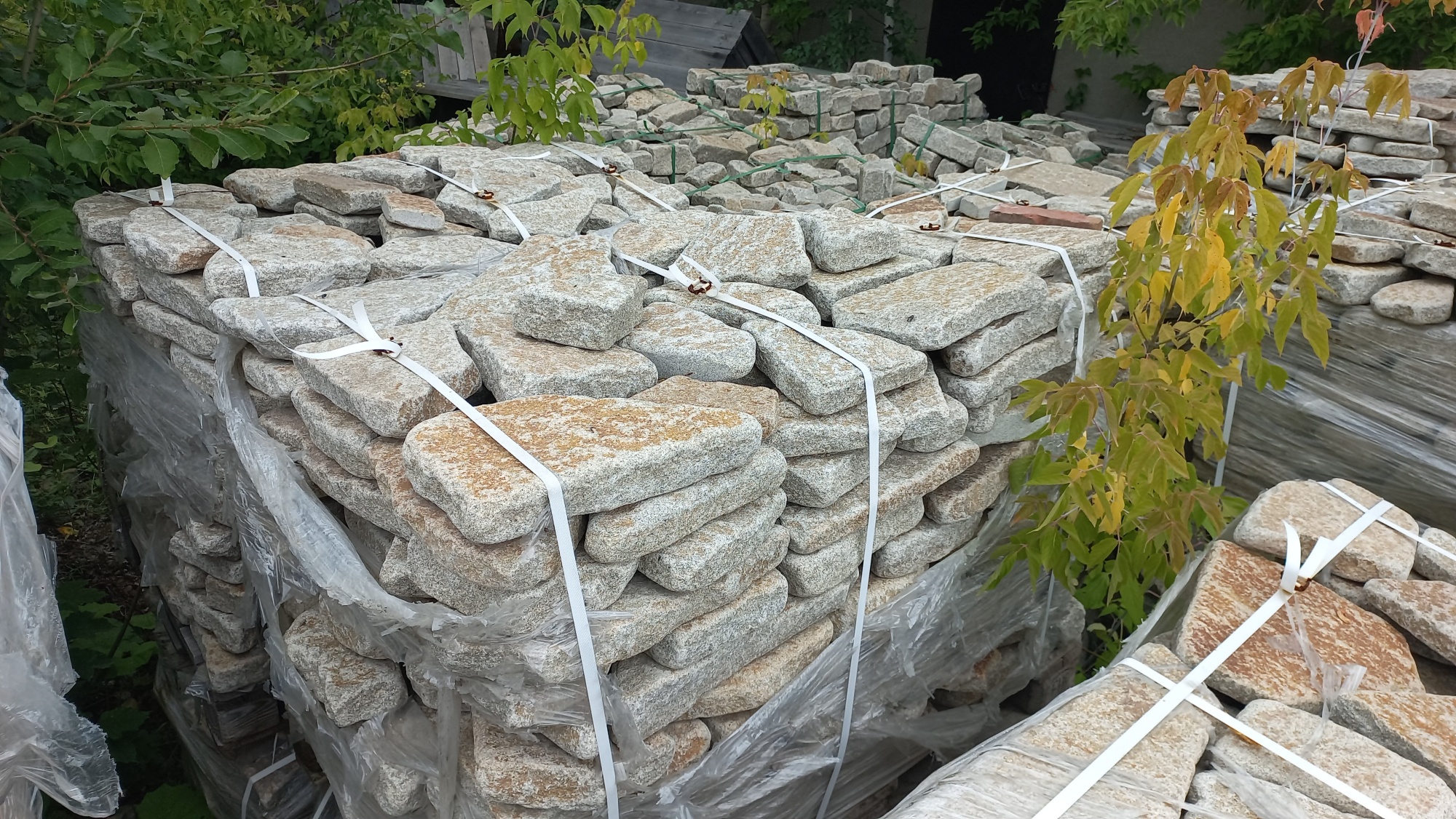 Плитняк галтованный гранитный для ландшафтного дизайна купить в Наро-Фоминску