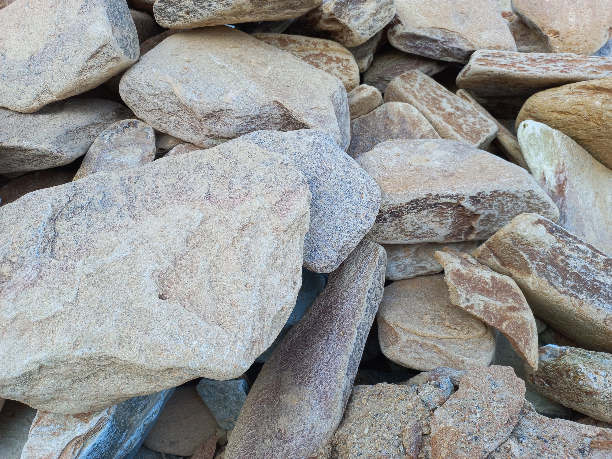 Златолит жёлтый, жёлто-зелёный глыбки и валуны для ланшафтного дизайна купить в Наро-Фоминску