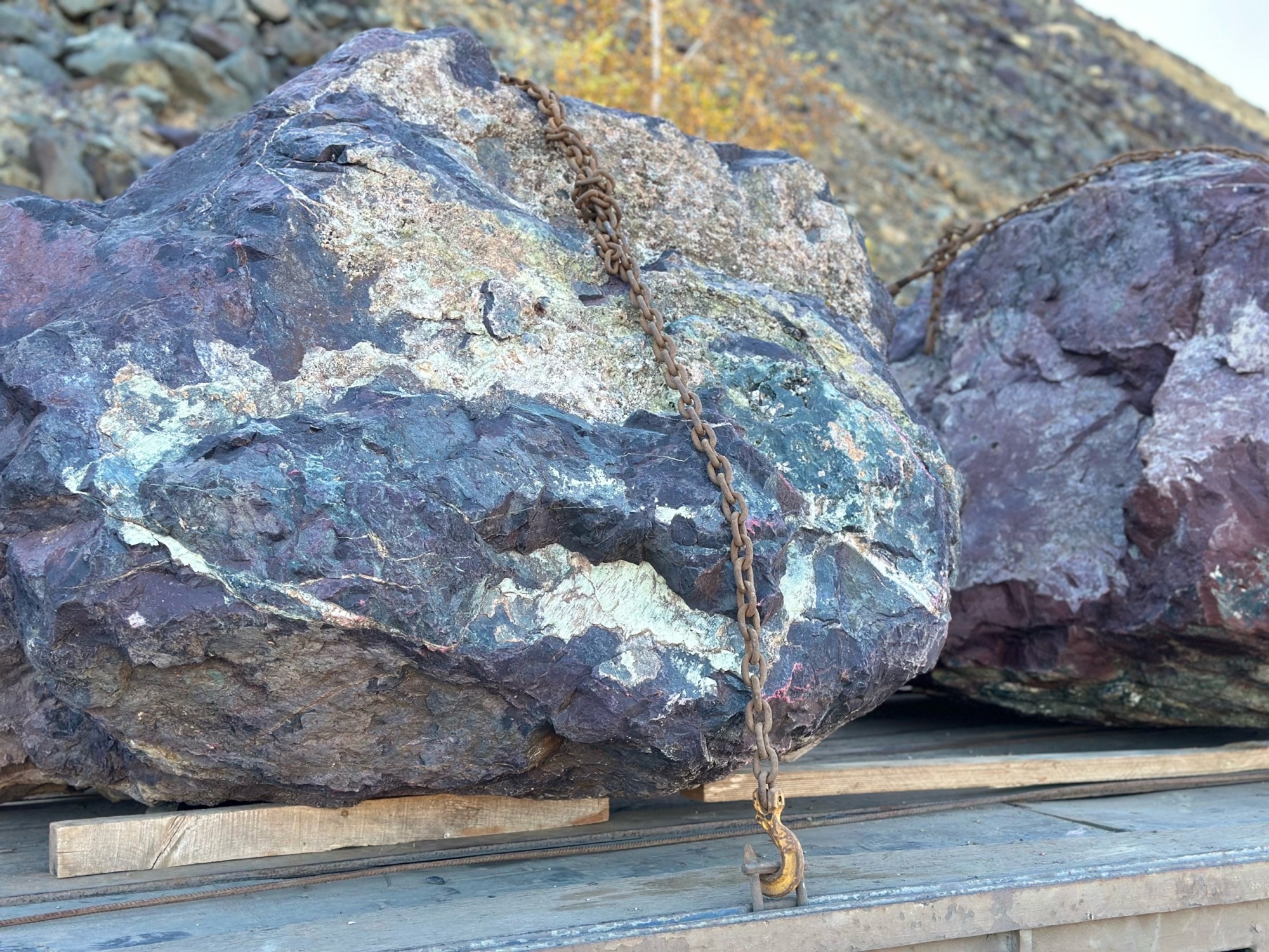 Огромные красно-фиолетовые валуны для ландшафтного дизайна весом более 5 тонн купить в Наро-Фоминску