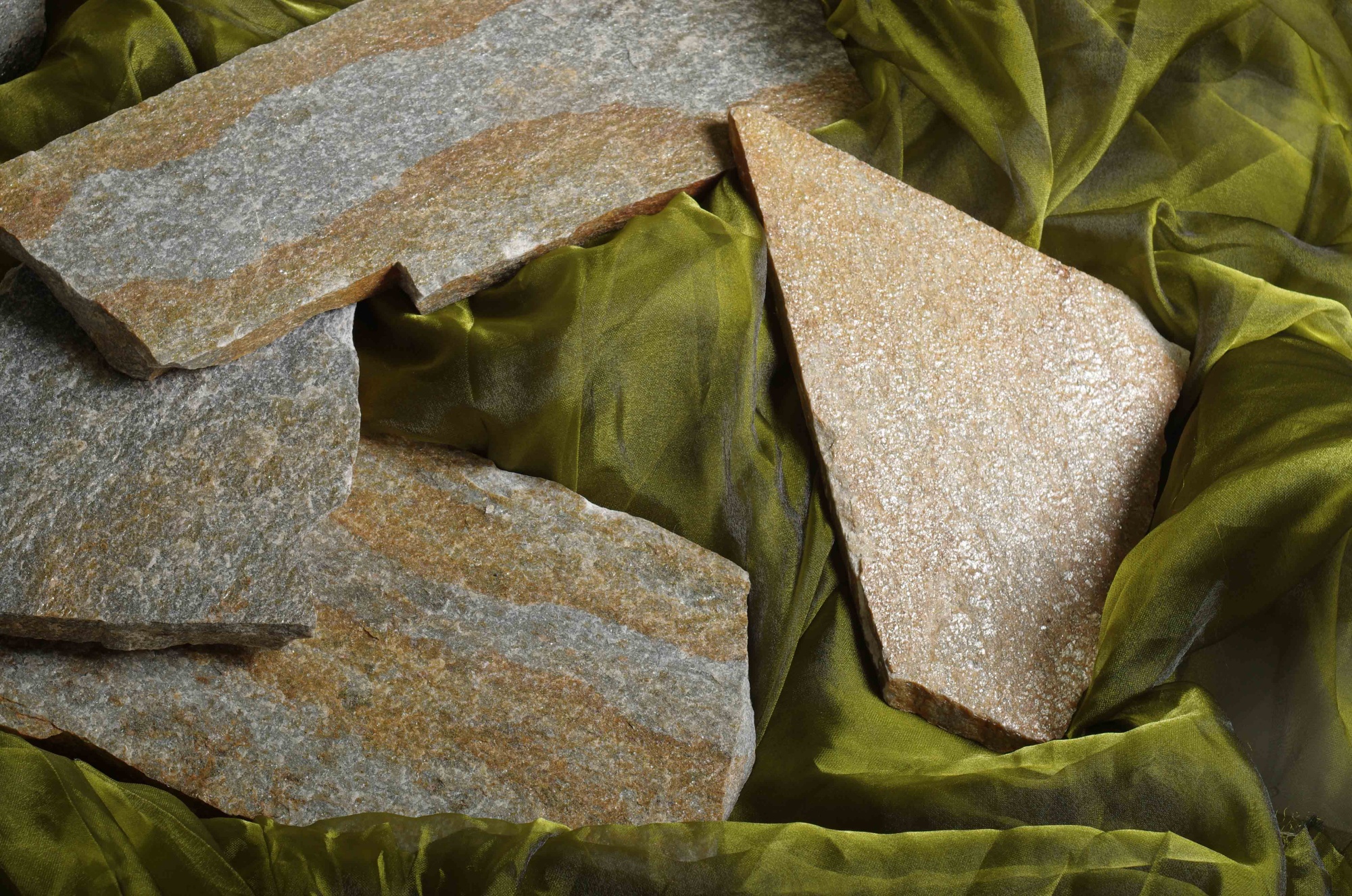 Плитняк златолит Уральский для цоколя, отмостки купить в Наро-Фоминску