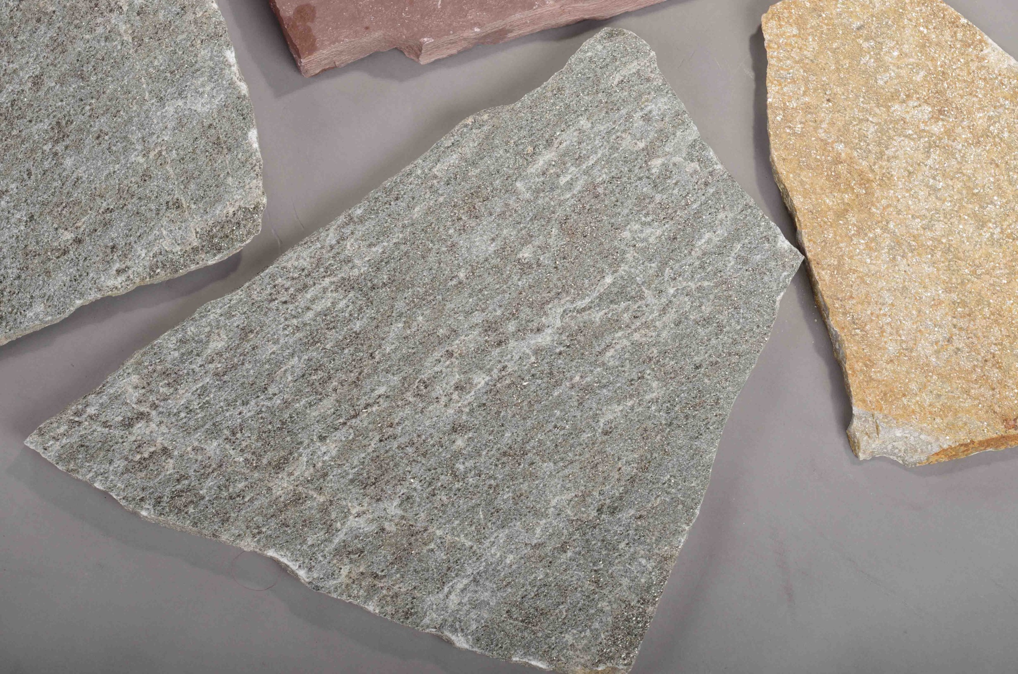 Плитняк златолит Уральский для цоколя, отмостки купить в Наро-Фоминску